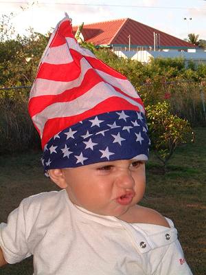 Kind mit amerikanischer Nationalflagge