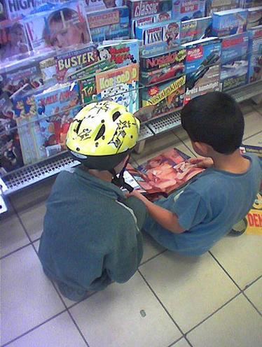 Zwei Jungen betrachten Porno-Zeitschriften