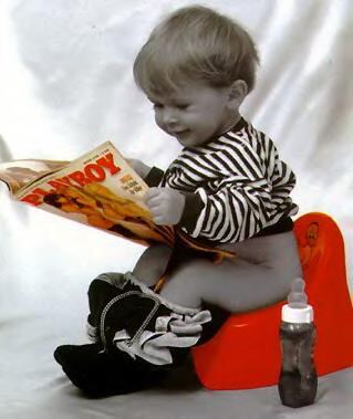 kleiner Junge auf dem Töpfchen liest den Playboy